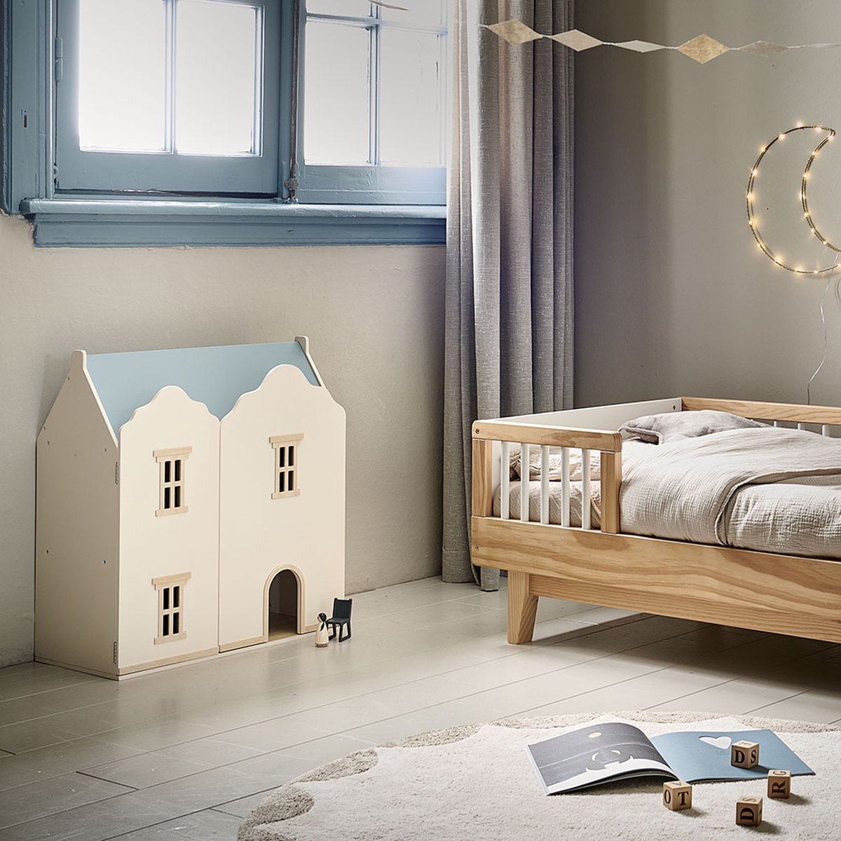 Petite Amélie Houten Poppenhuis Beige & Pastelblauw - H.66 cm - Drie Verdiepingen vol Tijdloze Charme - Stralend Beige met Pastelblauw Dak — afbeelding 9