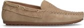 Manfield - Dames - Beige suède loafers met goudkleurige studs - Maat 41