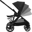 Zwarte Cybex Gazelle S kinderwagen met verstelbare rugleuning.