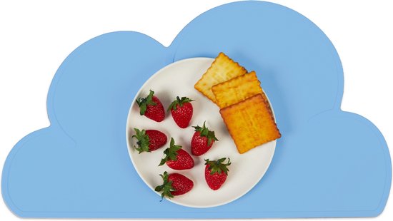 Set de table nuage bleu clair avec des fraises et des craquelins sur une assiette.