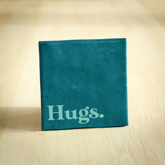 Tegeltje - Hugs | Turquoise & Zeegroen | 10x10cm - Interieur - Wijsheid - Tegelwijsheid - Spreuktegel - Keramiek - BONT