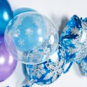 Een cluster van paarse, blauwe en doorzichtige ballonnen met sneeuwvlokkenprint.