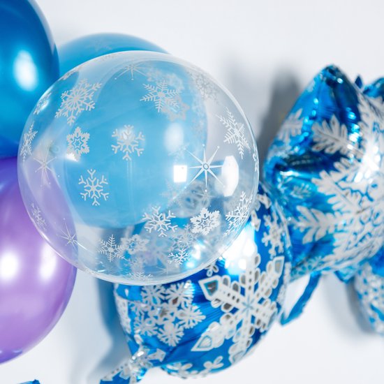 Een cluster van paarse, blauwe en doorzichtige ballonnen met sneeuwvlokkenprint.