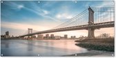Wanddecoratie buiten New York - Rivier - Bridge - 160x80 cm - Tuindoek - Buitenposter