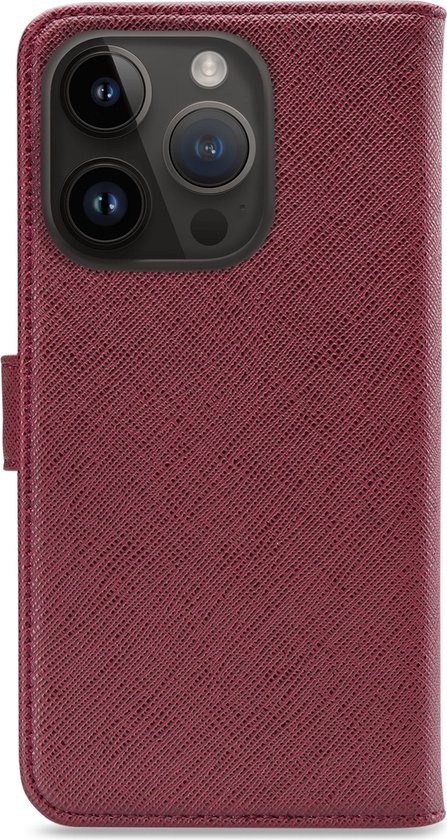 Étui de téléphone bordeaux avec une surface texturée et une découpe pour la caméra.