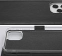 Étui portefeuille noir pour iPhone avec un aspect cuir texturé et une ouverture pour l'objectif de la caméra.