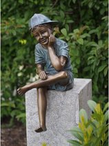 Tuinbeeld - bronzen beeld - Zittende jongen met pet - Bronzartes - 59 cm hoog