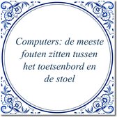 Tegeltje met hangertje - Computers: de meeste fouten zitten tussen het toetsenbord en de stoel