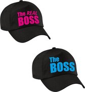 The Boss en The Real boss petten / caps zwart met blauwe en roze bedrukking voor volwassenen - bruiloft / huwelijk  cadeaupetten / geschenkpetten voor koppels