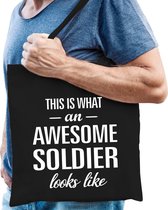 Awesome soldier / geweldige soldaat / militair cadeau katoenen tas zwart voor heren - kado tas /  beroepen / tasje / shopper