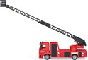 Rode brandweerwagen met een lange, zwarte, uitschuifbare ladder, die naar de zijkant uitsteekt.