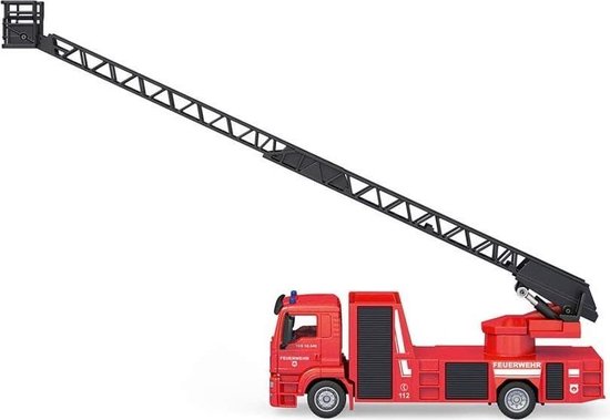 Rode brandweerwagen met een lange, zwarte, uitschuifbare ladder, die naar de zijkant uitsteekt.