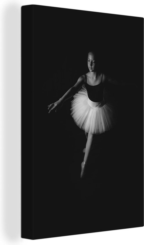 Canvas Schilderij Jonge ballerina op een zwarte achtergrond - zwart wit - 20x30 cm - Wanddecoratie