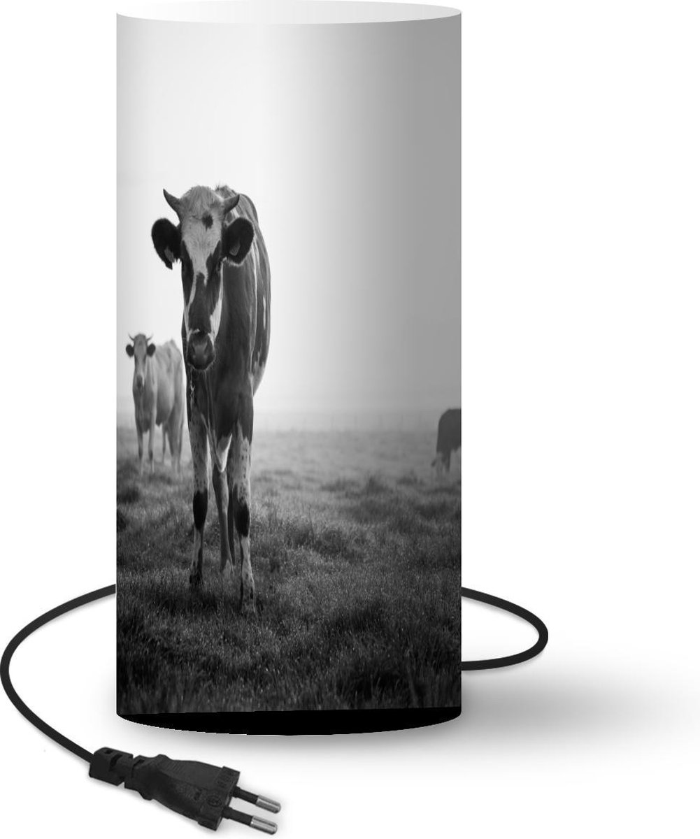 Lamp - Nachtlampje - Tafellamp slaapkamer - Koeien in de ochtendmist zwart-wit foto - 54 cm hoog - Ø24.8 cm - Inclusief LED lamp