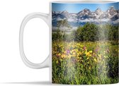 Mok - Een veld met bloemen voor de gebergtes van het Grand Teton Nationaal Park - 350 ml - Beker