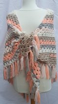 Gehaakte warme omslagdoek / stola / grote driehoek sjaal in ecru, zalmroze, grijs, lichtroze, beige met franjes gehaakt