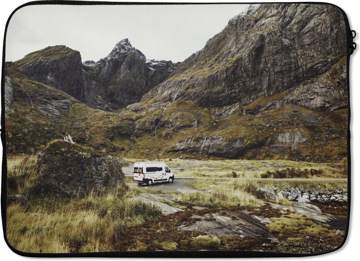 Laptophoes 14 inch 36x26 cm - Noorwegen - Macbook & Laptop sleeve Auto tussen de bergen - Laptop hoes met foto