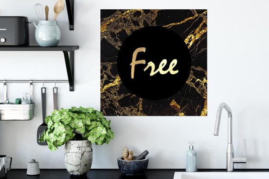 Affiche marbre noir, détails dorés et "Free" en or. Accroché au-dessus d'un plan de travail dans une cuisine.