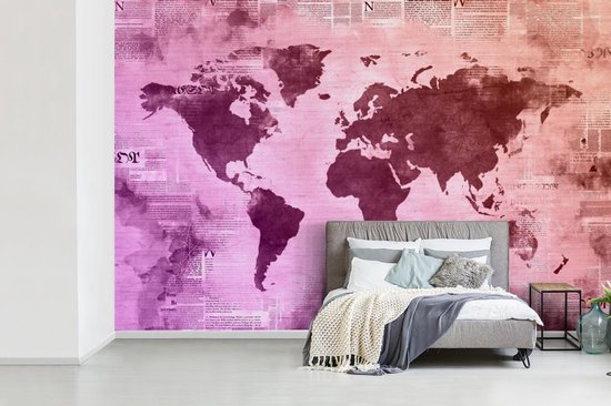 Wereldkaart en différents tons violets sur fond avec journal 420x280 cm