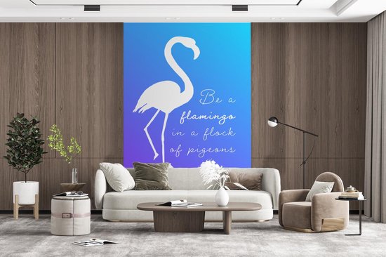 Citation 'Soyez un flamant rose dans un troupeau de pigeons' avec un flamant rose blanc sur fond bleu 195x300 cm