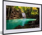Fotolijst incl. Poster - Zonlicht bij een waterval in het Nationaal park Erawan in Thailand - 60x40 cm - Posterlijst