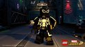 LEGO Venom Symbiote met zwart pak en witte spinnenlogo, met gouden accenten.