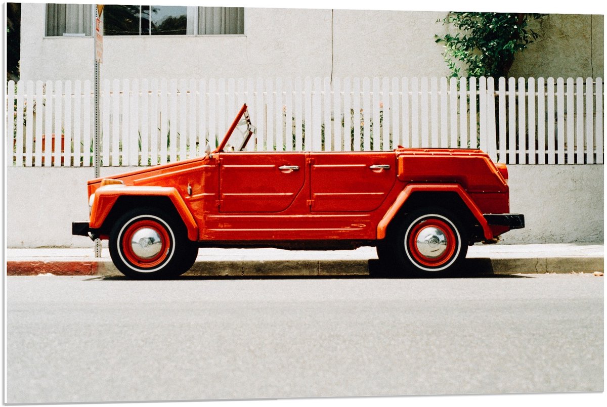 Forex - Rode Auto in Straat  - 90x60cm Foto op Forex