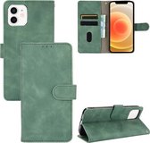 Effen kleur huidgevoel magnetische gesp horizontale flip kalf textuur PU lederen tas met houder en kaartsleuven en portemonnee voor iPhone 13 (groen)