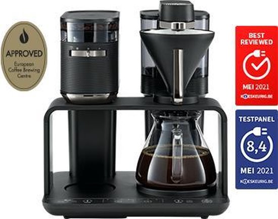 Zwart koffiezetapparaat met glazen kan, met keurmerken 'European Coffee Centre Approved' en 'Best Reviewed MEI 2021'.