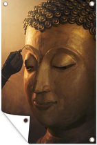 Tuindecoratie Artiest maakt Boeddha's hoofd in Bhutan - 40x60 cm - Tuinposter - Tuindoek - Buitenposter