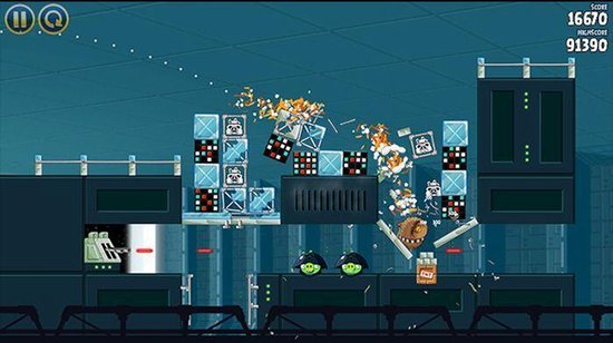 Witte vogels vernietigen blokken met Star Wars thema. Score 16670.