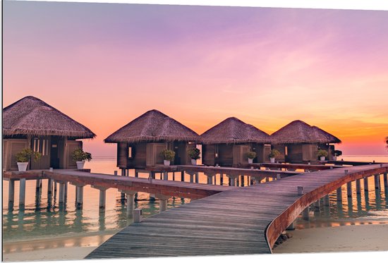 Dibond - Vlonder naar Beach Resorts in Zee tijdens Zonsondergang - 120x80 cm Foto op Aluminium (Met Ophangsysteem)