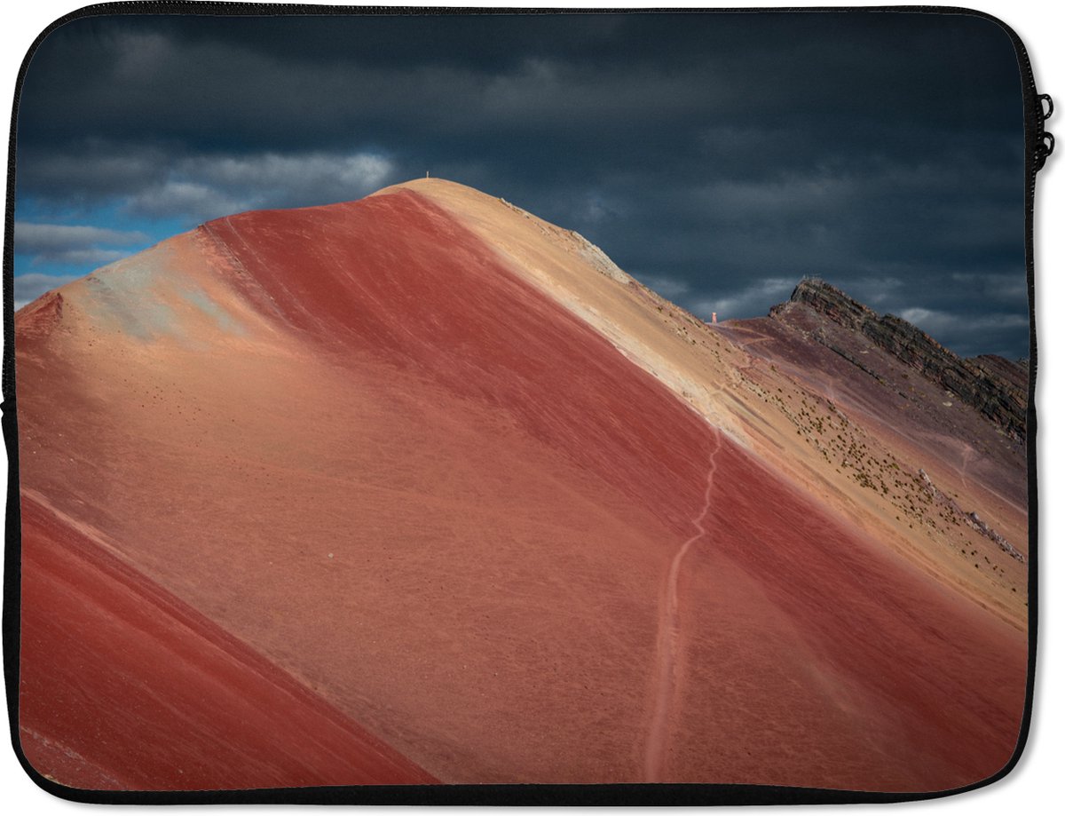 Laptophoes 15.6 inch - Landschap - Natuur - Berg - Wolken - Laptop sleeve - Binnenmaat 37x26 cm - Zwarte achterkant