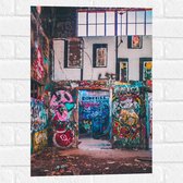Muursticker - Binnenkant van Gebouw met Kleurijke Graffiti - 40x60 cm Foto op Muursticker