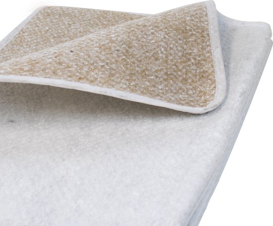 Een opgevouwen matrasbeschermer met een witte bovenkant en een beige onderkant, met een witte rand.