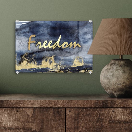® Glasschilderij 30x20 cm - Schilderij acrylglas - Quote - Vrijheid - Goud - Zwart - Foto op glas - Muurdecoratie woonkamer - Wanddecoratie slaapkamer - Schilderijen