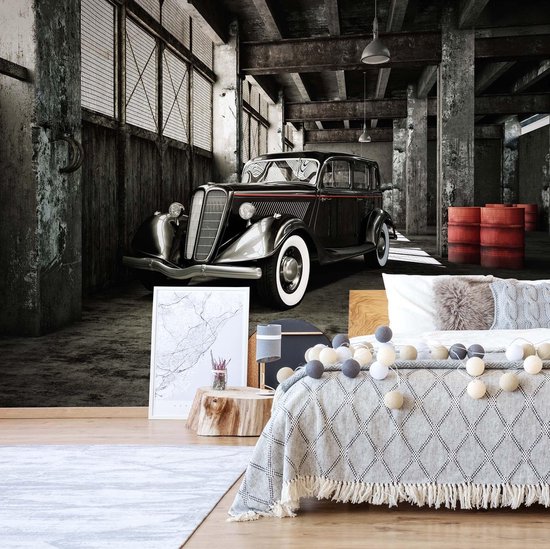 Papier peint photo - Papier peint intissé - Voiture classique dans un bâtiment industriel - 368 x 254 cm
