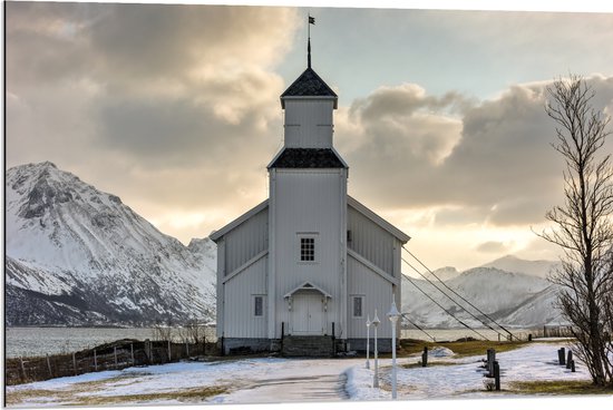 Dibond - Gimsoy Kerk in Noorwegen tijdens Zachte Winterdag - 90x60 cm Foto op Aluminium (Met Ophangsysteem)