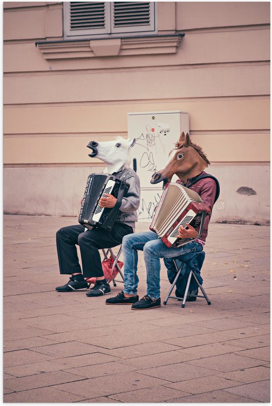 Poster Glanzend – Twee Personen met Paarden Maskers Spelend op Accordeon - 60x90 cm Foto op Posterpapier met Glanzende Afwerking