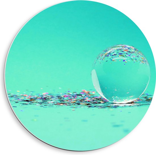 PVC Schuimplaat Muurcirkel - Doorzichtige Bal met Confetti tegen Blauwe Achtergrond - 40x40 cm Foto op Muurcirkel (met ophangsysteem)