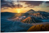Dibond - Zonsondergang verdwijnend achter Bergen in Vulkaangebied - 105x70 cm Foto op Aluminium (Wanddecoratie van metaal)
