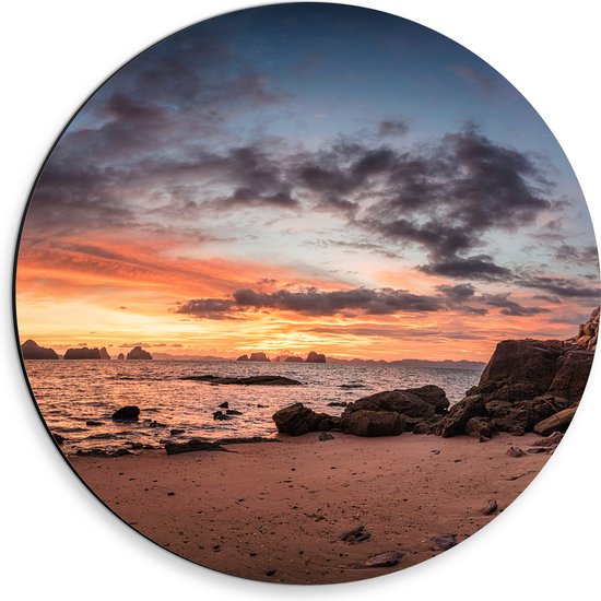 Dibond Muurcirkel - Donkere Wolken in de Lucht boven de Zee en het Strand tijdens Zonsondergang - 30x30 cm Foto op Aluminium Muurcirkel (met ophangsysteem)