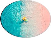 Dibond Ovaal - Bovenaanzicht van Vrouw Liggend op Floatie in Heldere Oceaan - 28x21 cm Foto op Ovaal (Met Ophangsysteem)