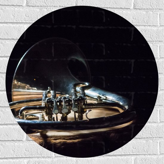 Foto: Muursticker cirkel liggend gouden blaasinstrument tegen zwarte achtergrond 70x70 cm foto op muursticker