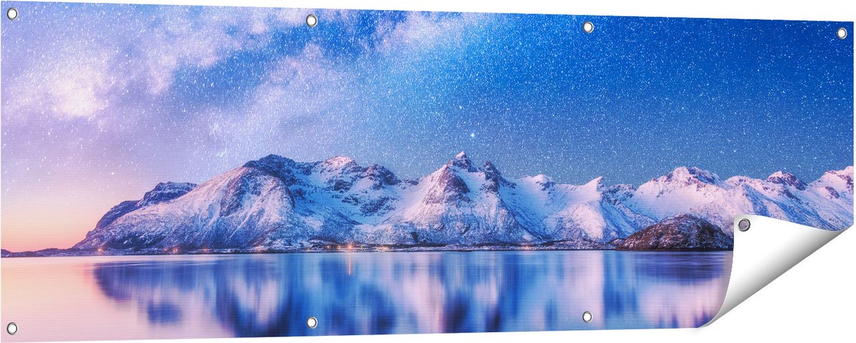 Gards Tuinposter Melkweg bij Besneeuwde Bergen - 150x50 cm - Tuindoek - Tuindecoratie - Wanddecoratie buiten - Tuinschilderij Multikleur