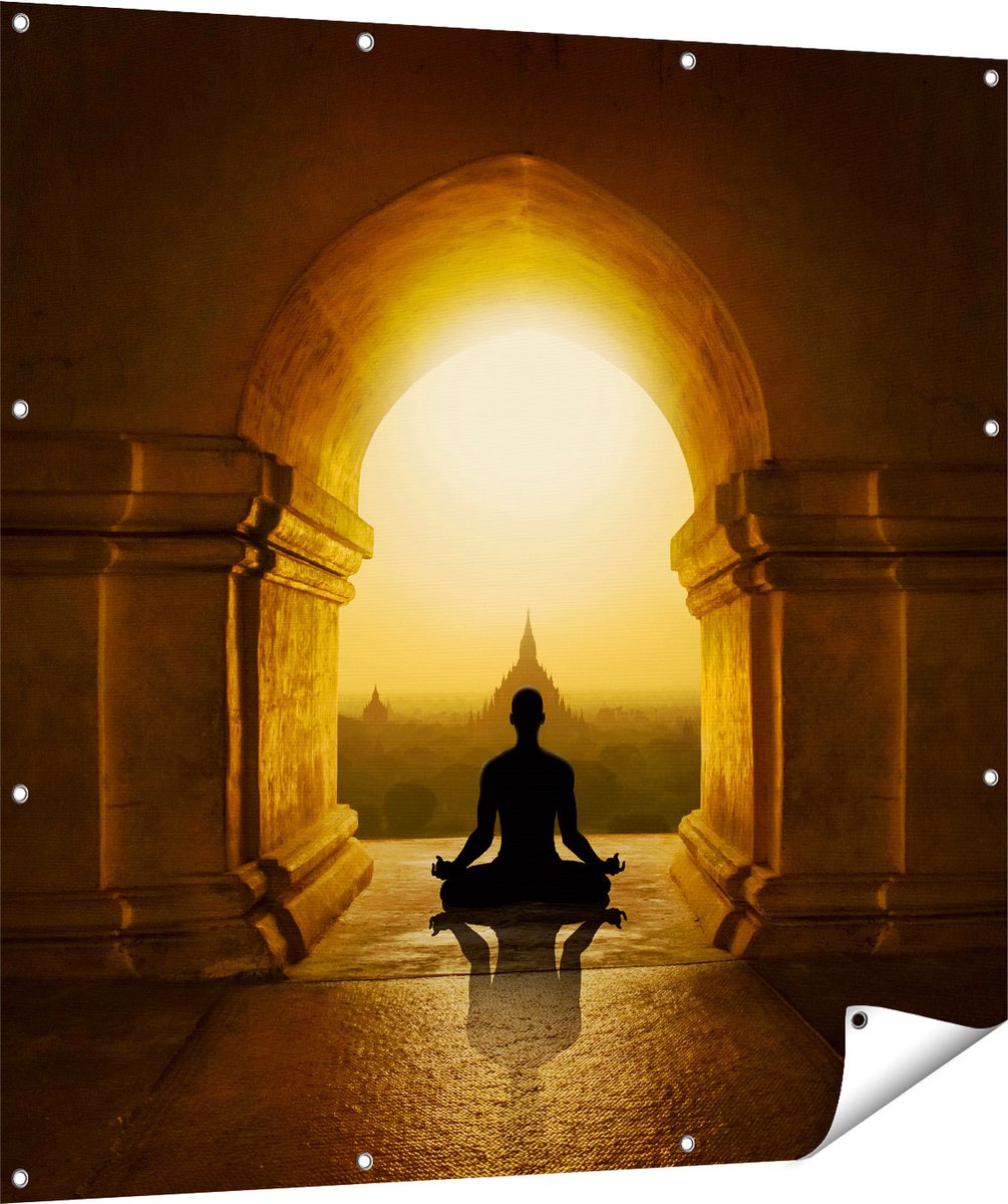 Gards Tuinposter Man Doet Yoga in een Boeddha Tempel - 120x120 cm - Tuindoek - Tuindecoratie - Wanddecoratie buiten - Tuinschilderij Multikleur