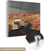 MuchoWow® Glasschilderij 20x20 cm - Schilderij acrylglas - Vrachtwagen - Weg - Rotsen - Foto op glas - Schilderijen
