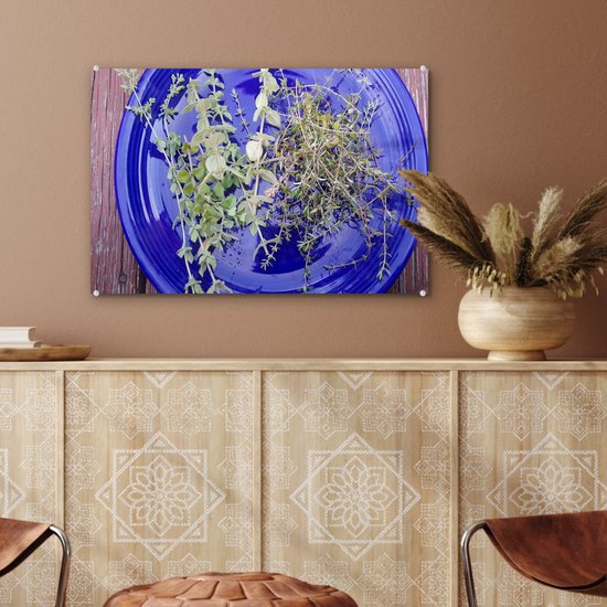 MuchoWow® Peinture sur verre 60x40 cm - Peinture sur verre acrylique - Une assiette bleue avec du thym aromatique sur une table en bois - Photo sur verre - Peintures