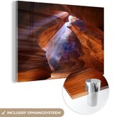 MuchoWow® Glasschilderij 120x80 cm - Schilderij acrylglas - Zonnestralen schijnen naar binnen in een grot van de Grand Canyon - Foto op glas - Schilderijen
