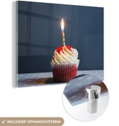 MuchoWow® Glasschilderij 80x60 cm - Schilderij acrylglas - Een cupcake met een kaarsje - Foto op glas - Schilderijen